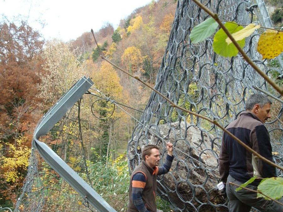 Chute de blocs retenus par un ouvrage pare-pierres