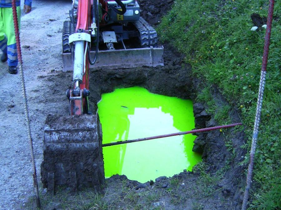 Essai de traçage (coloration) par fluorescéine en zone karstique